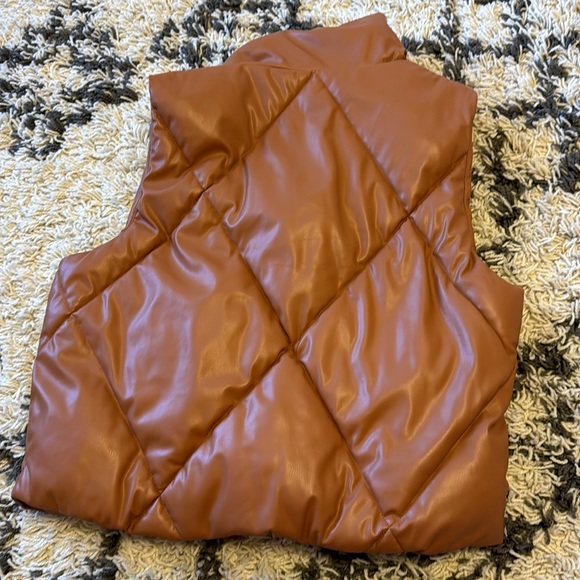 Cute short puffer vest - Picture 3 of 5